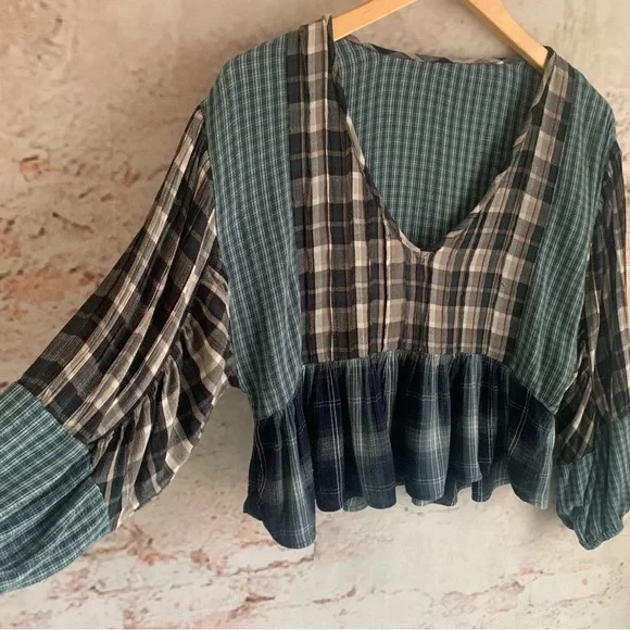 American Eagle Plaid Patchwork
Peplum Top Womens M Blue V-Neck
Boho Blouse - Picture 2 of 5